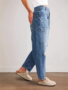 Jean vintage coupe droite pour femme avec détails déchirés et finitions patchwork