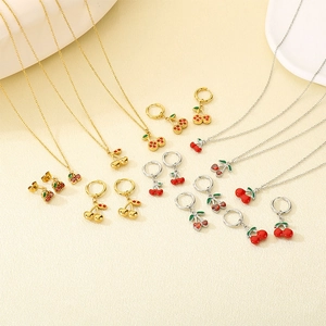 Parure de bijoux cerise pastorale avec collier et boucles d'oreilles or et argent