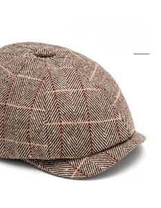 Vue détaillée de la casquette gavroche avec visière ajustable et motif à carreaux