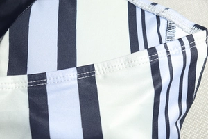 Détail de tissu élastique rayé de haute qualité avec coutures doubles précises