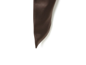 Nahaufnahme der dunkelbraunen Satin-Kleid-Struktur mit spitzem Saum und seidigem Glanz