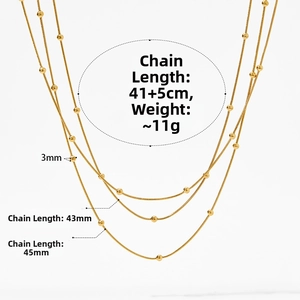 Détail du collier multi-rangs en maille serpent dorée avec perles et dimensions