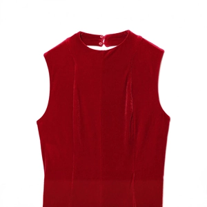 Robe midi élégante en velours rouge avec coupe sans manches et design à col montant
