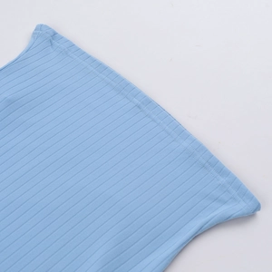 Vue détaillée du tissu en maille côtelée bleu clair montrant les finitions de couture