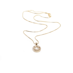 Collana dorata con ciondolo a faccina sorridente in perla e zircone su sfondo bianco