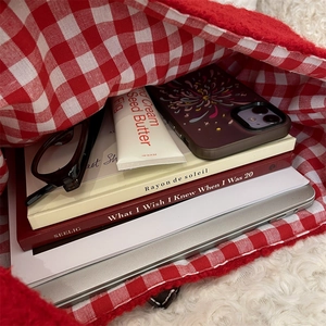 Interior espacioso del bolso de felpa con ordenador portátil, libros y accesorios