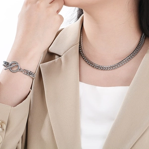 Détail de l'ensemble collier et bracelet en acier titane argenté avec fermoir en T