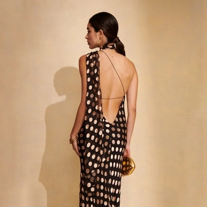 Elegante abito a schiena scoperta nero con pois dorati, vestibilità aderente in chiffon