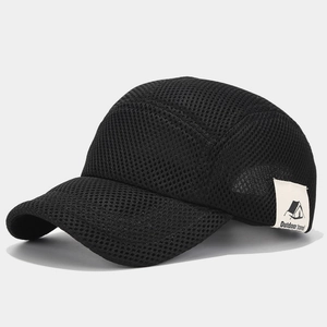 Dettaglio della rete nera traspirante e dell'etichetta tessuta Outdoor Travel sul cappello