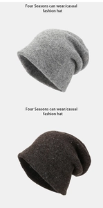 Dettaglio di cappelli in maglia grigi e marroni con sottili paillettes per un look casual