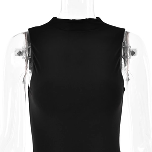 Détail de la robe noire sans manches à col rond sur mannequin avec texture lisse