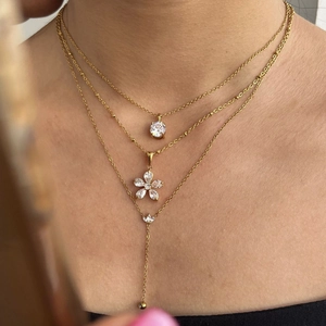Set di tre collane dorate a strati con ciondoli a fiore e zirconi brillanti per donna