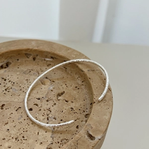 Bracelet Jonc Ouvert en Argent Sterling 925 Minimaliste Texture Papier d'Aluminium Martelée Géométrique Femme Bijoux