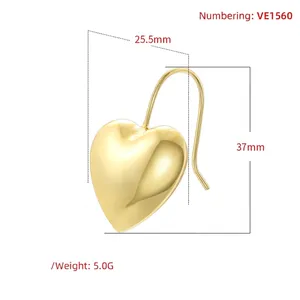 Goldene 3D-Herz-Ohrhänger mit langen Haken und polierter metallischer Oberfläche