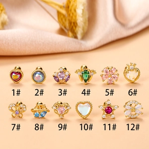 Ensemble de 12 boucles d'oreilles en acier doré avec zircon et motifs de cœur