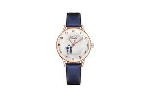 Détail du cadran blanc avec motif de couple et bracelet en cuir bleu sur boîtier or rose