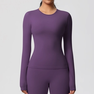 Détail ensemble de yoga violet slim fit avec haut à manches longues et col rond