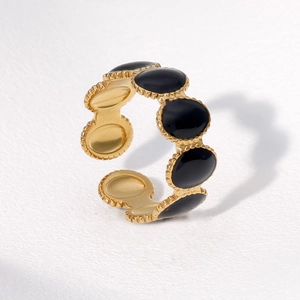 Bague ajustable en acier titane doré avec design ovale en émail noir chic