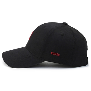 Berretto da baseball in cotone nero con ricamo R rosso e scritte laterali del marchio