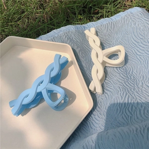 Large Hair Claw Clips Matte Plastic Twisted Wave Shark Clip Macaron Color Nonslip Hair Styling Accessories For Women Girls