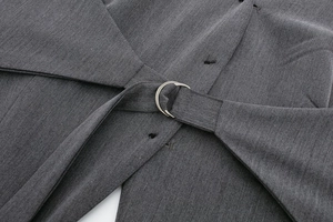 Détail du haut gris foncé avec boucle en D argentée réglable sur un tissu tissé de qualité