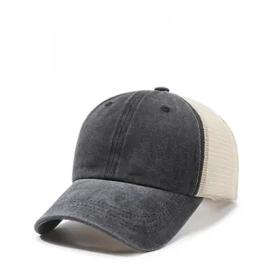 Detailansicht von dunkelgrauem gewaschenem Denim und atmungsaktivem Mesh am Baseballcap
