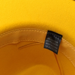 Details des Wollfilzhutes mit Etikett aus 65% Baumwolle und 35% Polyester Mischgewebe