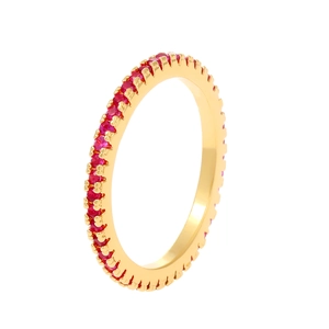 Bague d'éternité plaquée or avec pierres de zircone rouges sur fond blanc