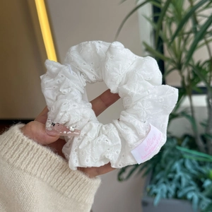 Chouchou en dentelle blanche brodée avec nœud pour une coiffure élégante et douce