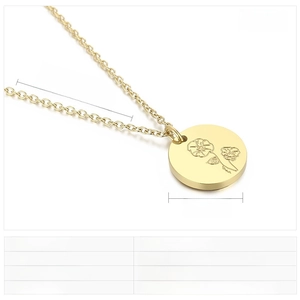 Vue détaillée du pendentif fleur de 15mm en acier inoxydable avec mesures de la chaîne