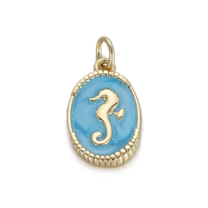 Vue macro détaillée du pendentif hippocampe ovale doré avec émail bleu incrusté