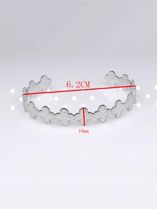 Detailed view of silver clover cuff bracelet with 6.2cm inner diameter and 10mm width