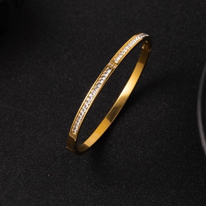 Elegante bracciale in acciaio al titanio dorato con cristalli scintillanti da donna