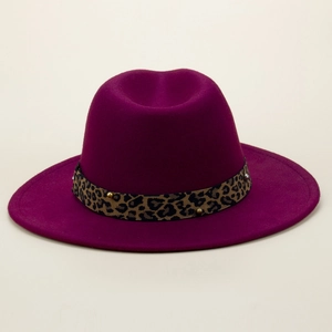 Détail du chapeau fedora fuchsia avec ruban léopard et embellissements cloutés