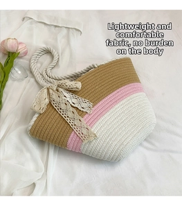 Détail d'un sac cabas tissé main en corde de coton tricolore avec un nœud en dentelle