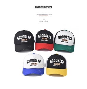 Fünf verschiedene Brooklyn-Trucker-Caps mit Netzeinsatz und verstellbarem Verschluss