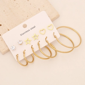 Détail du lot de boucles d'oreilles en acier inoxydable doré avec clous et créoles