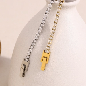 Bracelets tennis étincelants en or 18 carats et argent avec zircons sur vase blanc