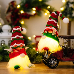 Gnomes de Noël peluches lumineux sur voiture rouge avec décor festif et lumières