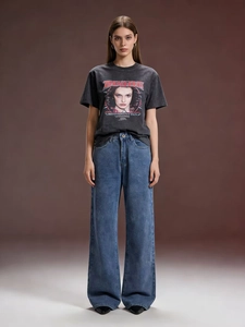 Détail d'un jean taille haute à jambe large avec texture denim et ceinture en cuir