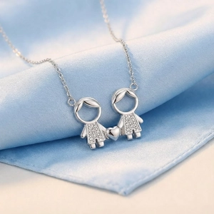 Détail du pendentif dessin animé avec cristaux étincelants sur soie bleu clair