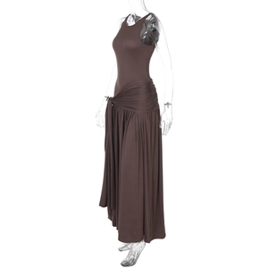 Vue détaillée d'une robe marron sans manches avec taille nouée et ourlet à volants