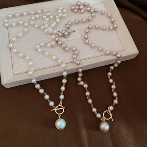 Détail du collier de perles avec fermoir à bascule doré et grand pendentif en perle