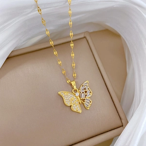 Vue détaillée du collier pendentif papillon doré avec des pierres précieuses serties