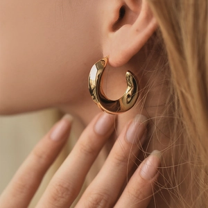 Eleganti orecchini a cerchio a C placcati in oro 18K indossati da una modella reale