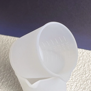 Detail von 30-ml-Silikon-Messbechern mit präzisen Skalenmarkierungen und Ausguss-Design