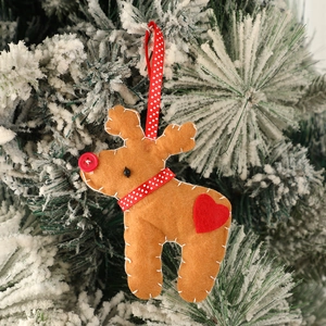 Décoration de Noël renne en feutre avec patch cœur rouge sur branche enneigée
