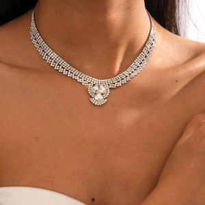 Gros plan sur le collier de luxe argenté avec pendentif goutte et cristaux brillants