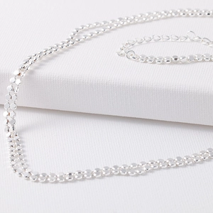 Set collana e bracciale a doppio strato in argento con piccoli dischi circolari piatti