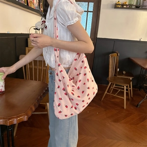 Texture détaillée du sac à bandoulière en velours côtelé rose avec imprimés fraises